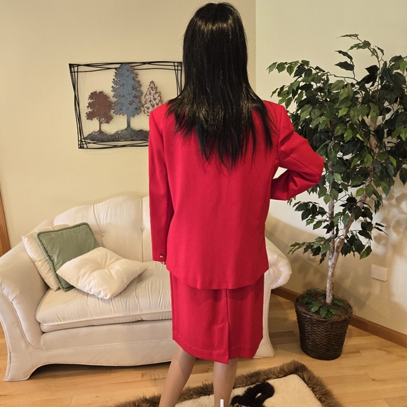 Classic Collection Woman's Red Business Suit with Belt, Size 12 - Picture 4 of 8